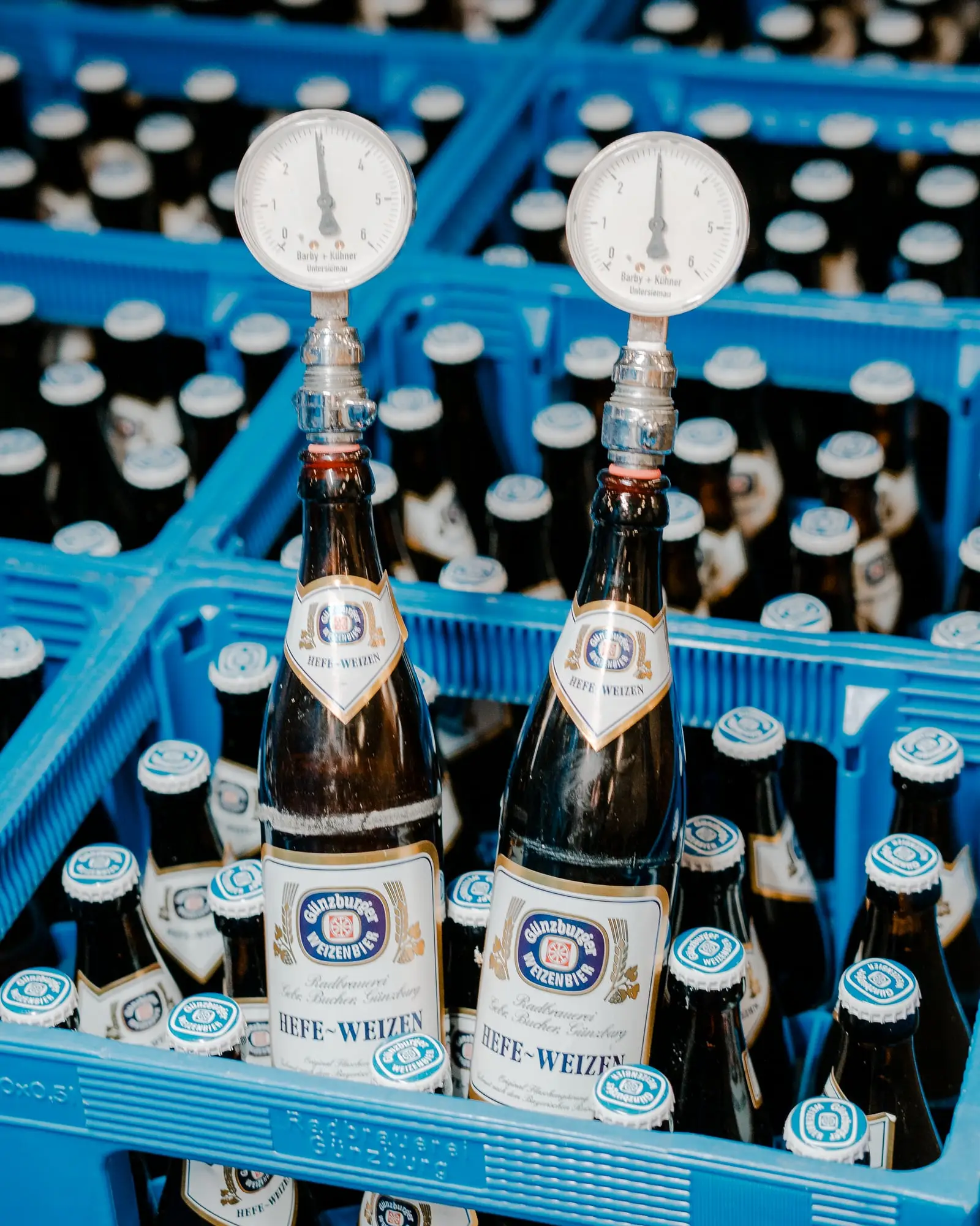 Hefe-Weizen-Flaschen mit Manometer bei der Flaschengärung